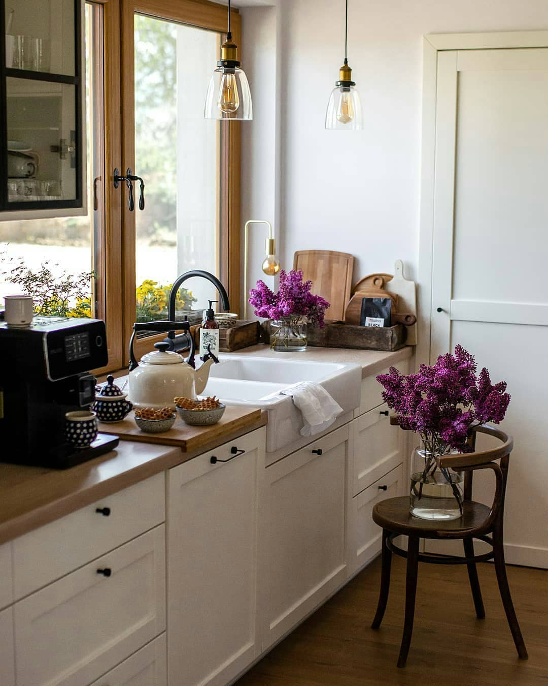 kitchen faucet in kitchen